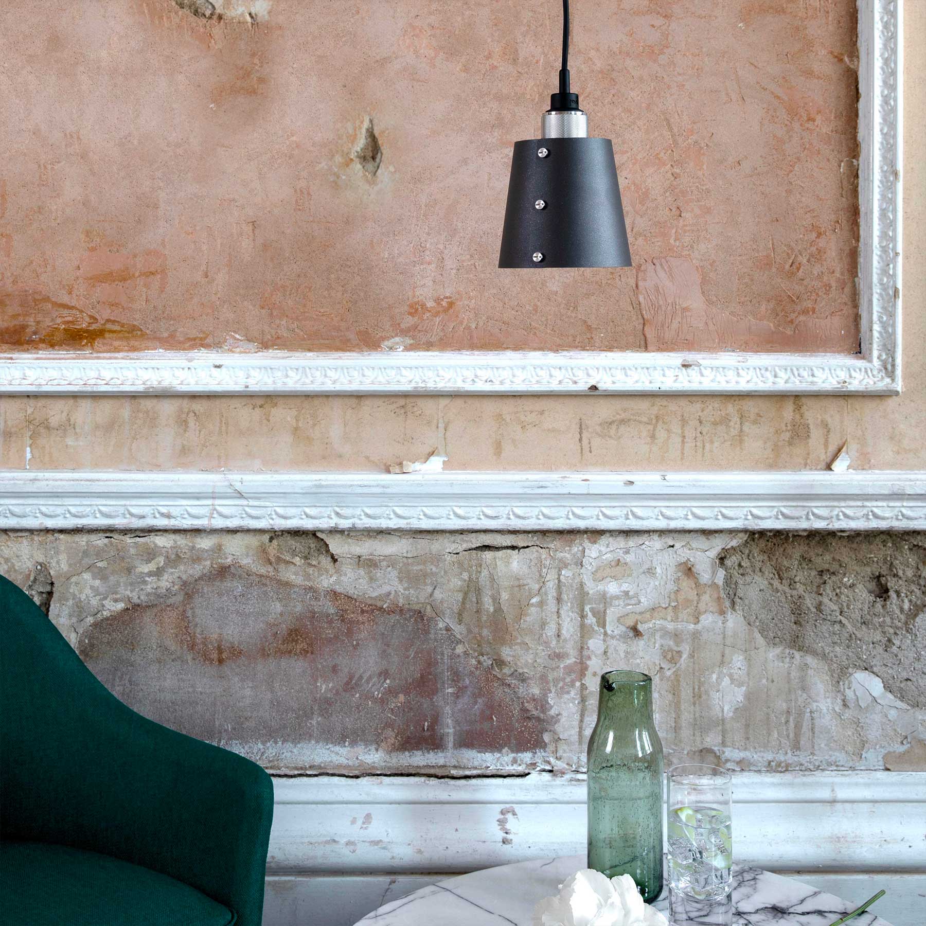 Buster & Punch HOOKED 1.0 Graphite E27 závěsné svítidlo