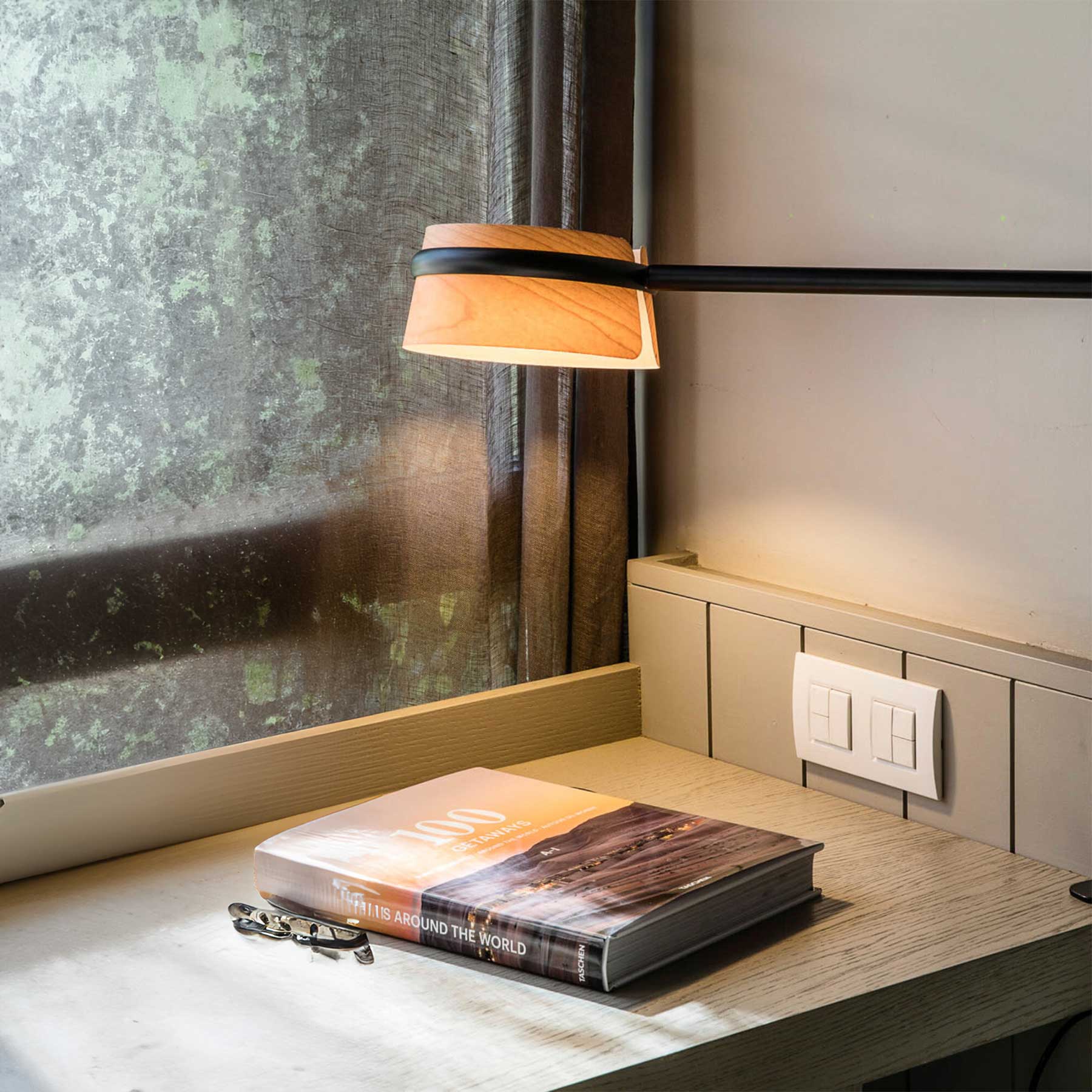 Faro Loop LED stolní stmívatelné svítidlo